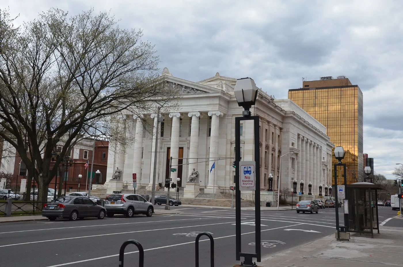 Calles de New Haven, Connecticut: placa temporal registrada con agentes y dealers licenciados ante el DMV