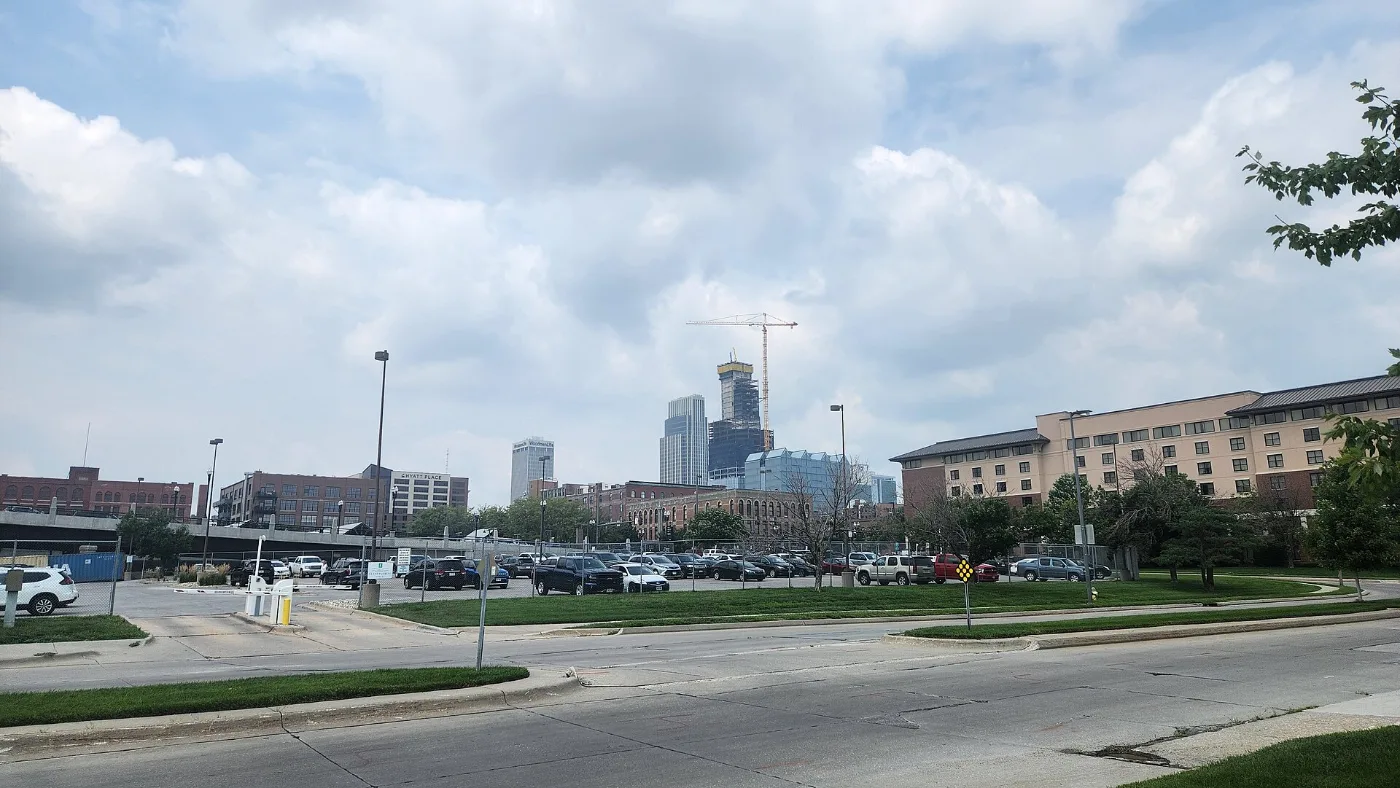 Calles de Omaha, Nebraska, donde tramitamos placas temporales en 20-30 minutos por WhatsApp