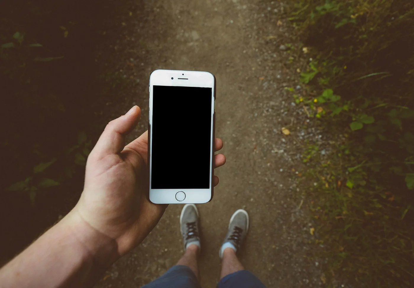 Persona sosteniendo su celular en la calle, lista para pedir su placa temporal online por WhatsApp