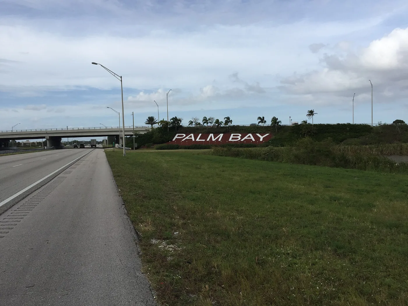 Vista de Palm Bay, Florida: pide tu placa temporal desde el celular y recíbela en 20-30 minutos