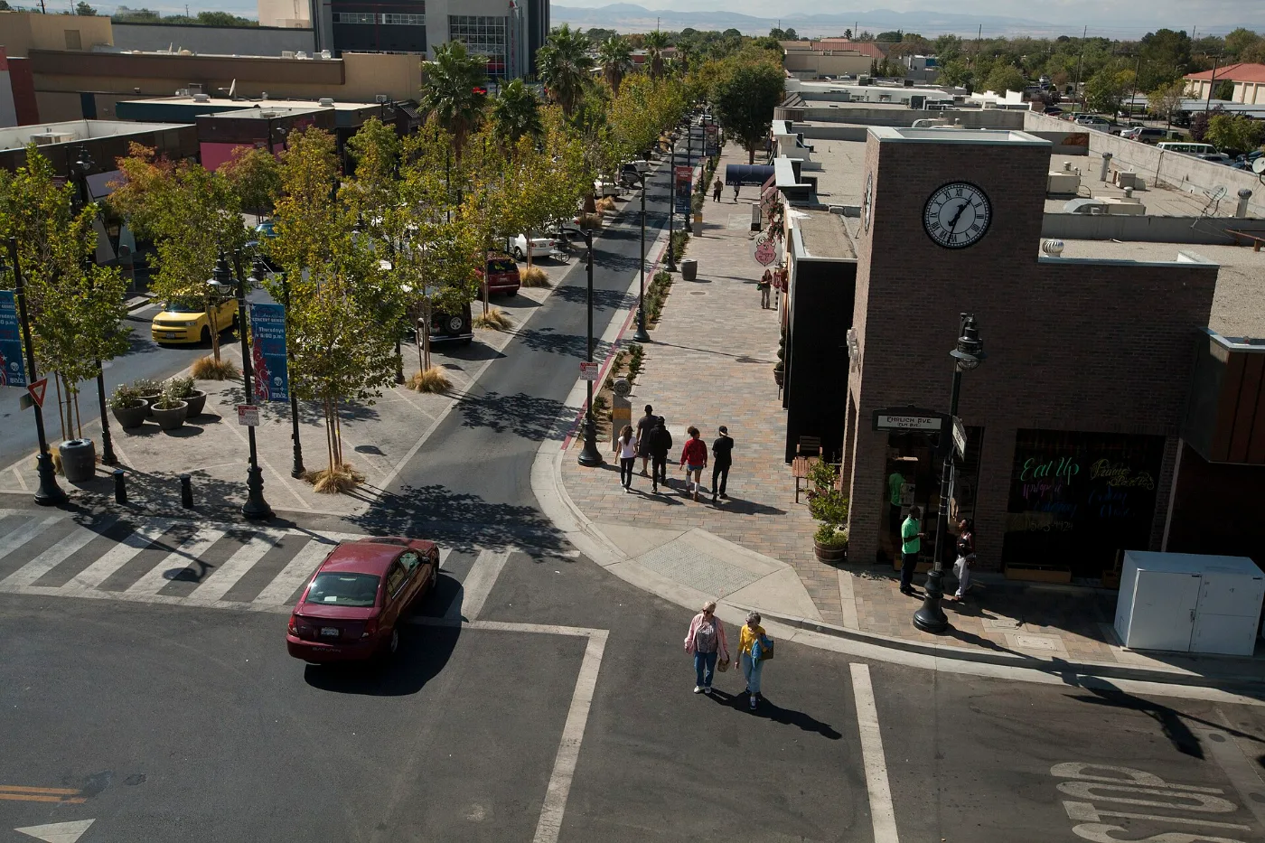 Calles de Palmdale y Lancaster, California: placa temporal registrada con agentes y dealers licenciados ante el DMV