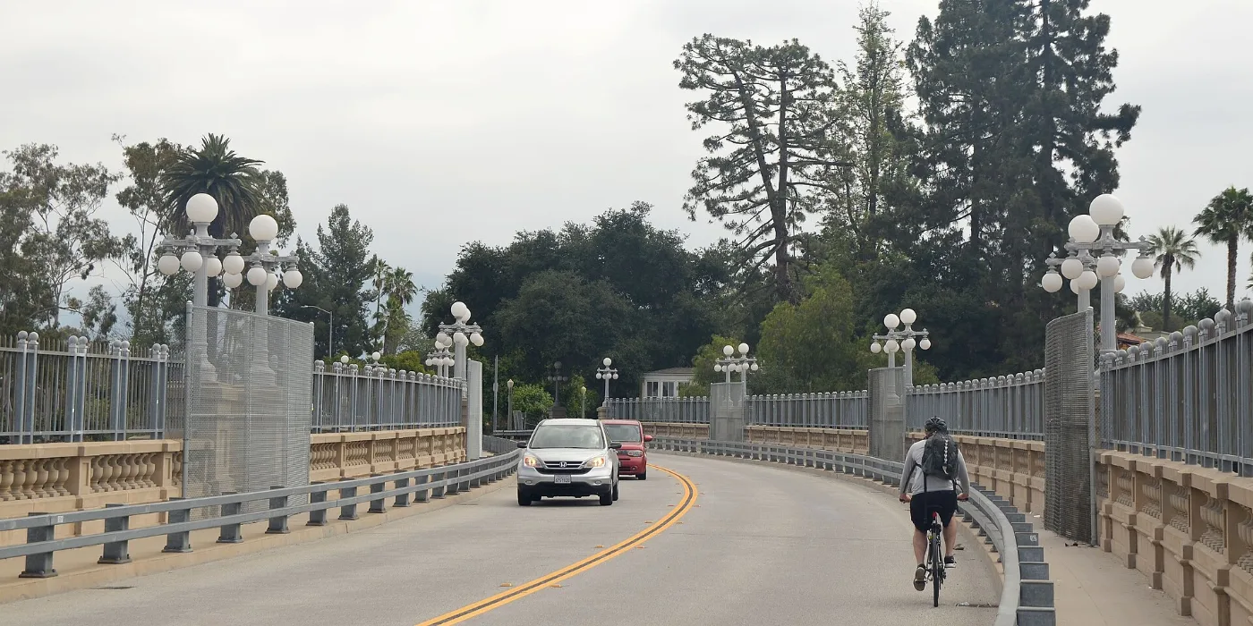 El puente de Colorado Street en Pasadena, California, zona donde tramitamos placas temporales de 30, 60 o 90 días