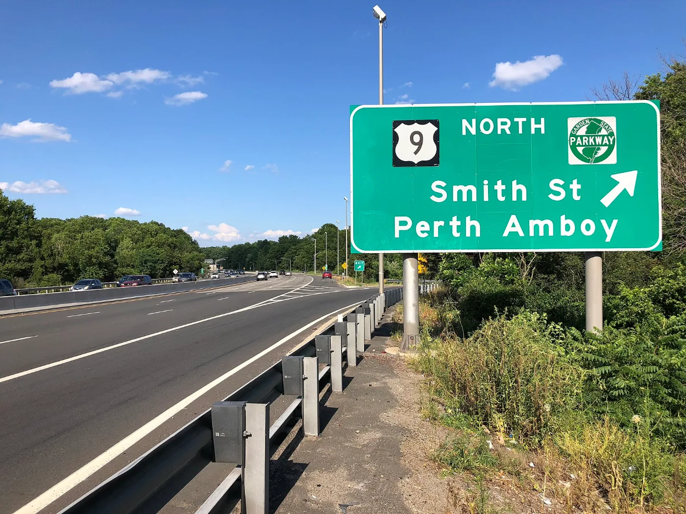 Calles de Perth Amboy, Nueva Jersey: placa temporal registrada con agentes y dealers licenciados ante el DMV
