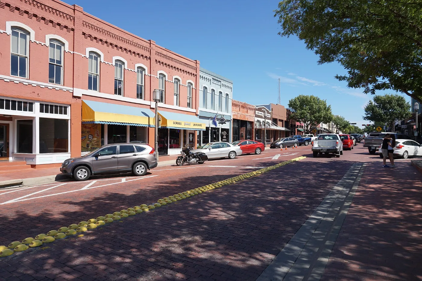La calle 15 en el centro histórico de Plano en Plano, Texas, zona donde tramitamos placas temporales de 30, 60 o 90 días
