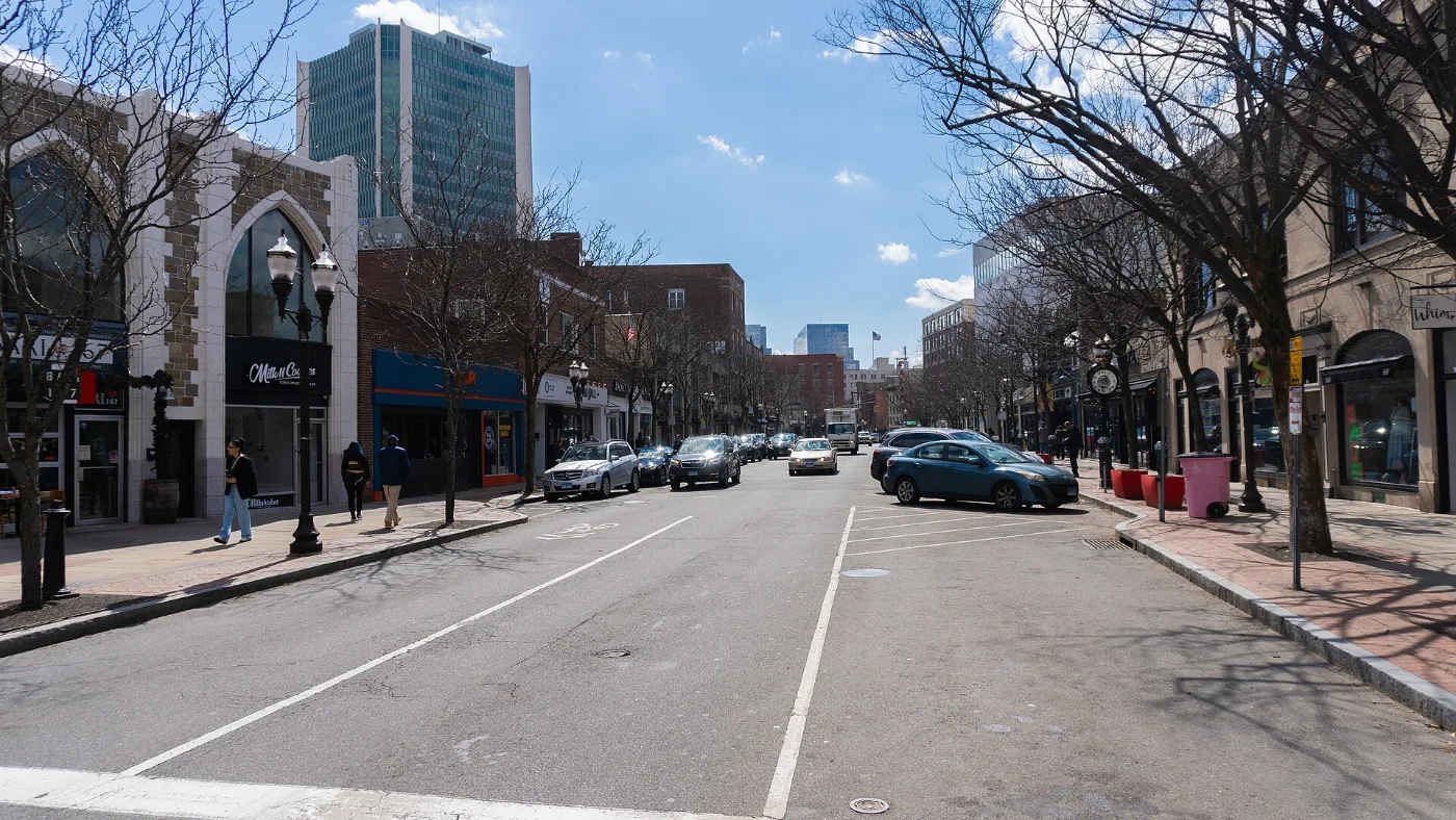 Calles de Stamford, Connecticut: placa temporal registrada con agentes y dealers licenciados ante el DMV