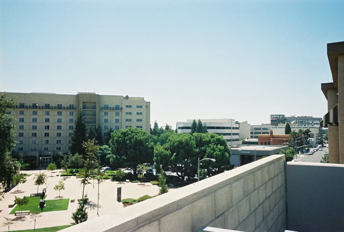 Vista de Visalia, California: pide tu placa temporal desde el celular y recíbela en 20-30 minutos