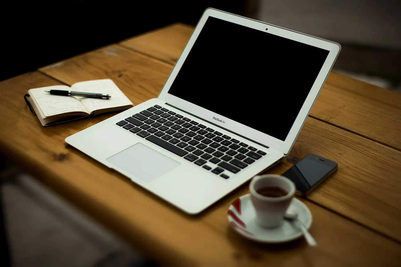 Escritorio con computadora portátil desde donde nuestros asesores tramitan placas temporales por WhatsApp