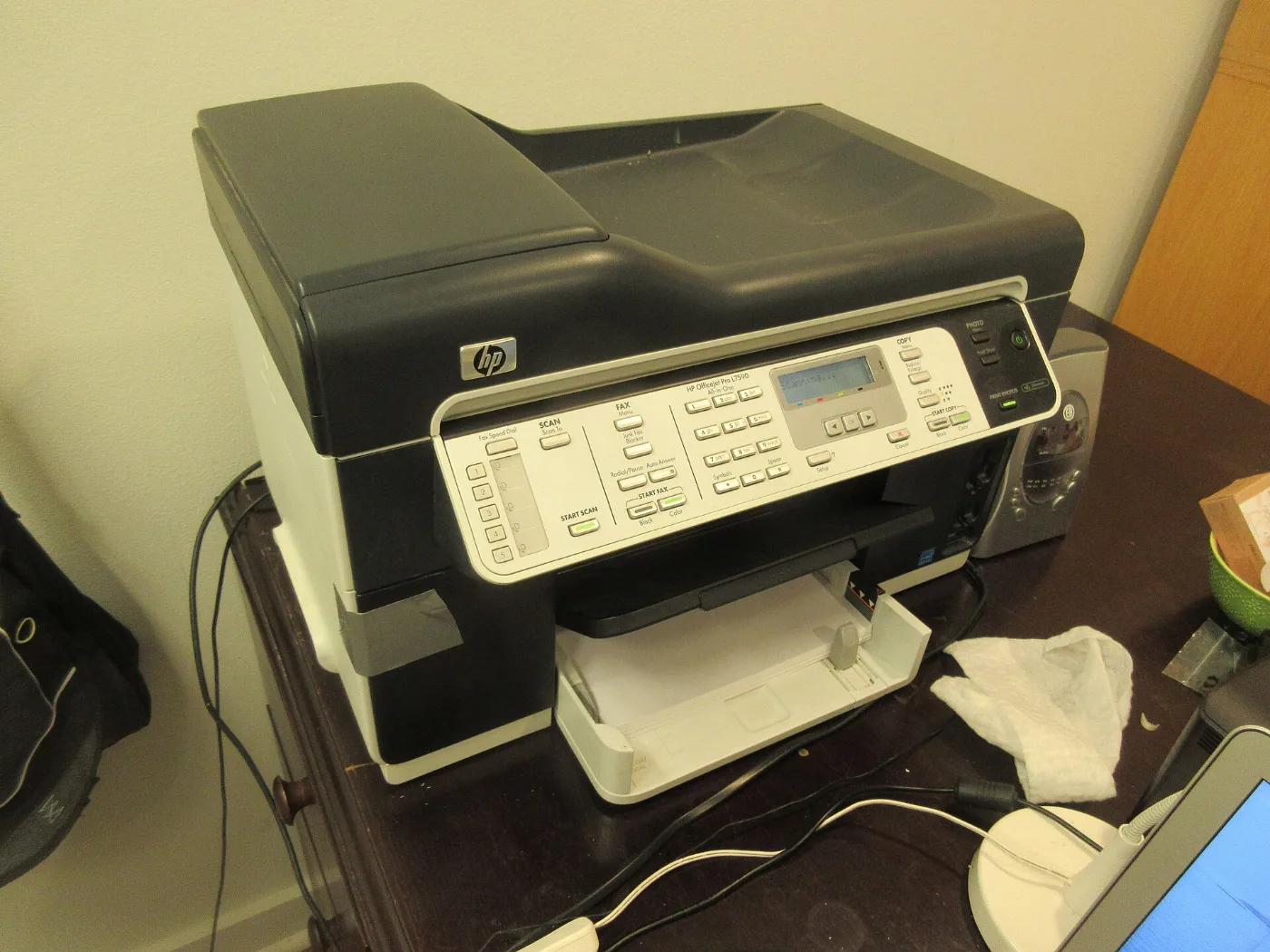Impresora de oficina sobre un escritorio, lista para reimprimir la placa temporal desde el PDF