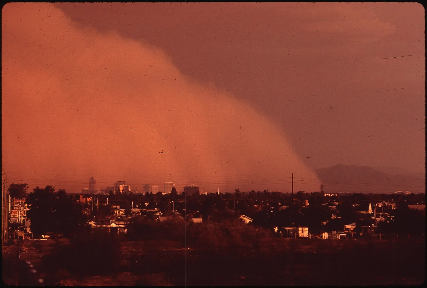 Tormenta de polvo avanzando sobre Phoenix, Arizona, clima que castiga la placa temporal de papel